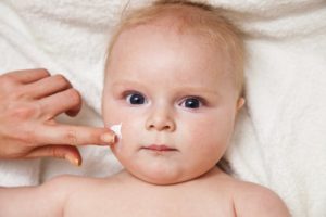 Sử dụng thuốc dùng ngoài da cho trẻ - chothuoctay